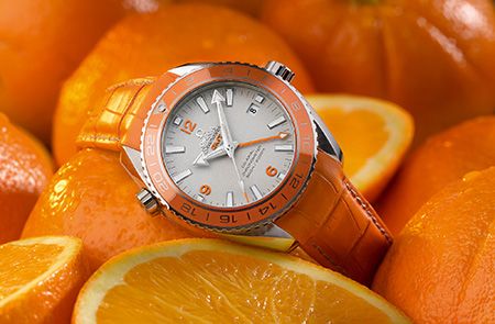 Trên tay chiếc đồng hồ Omega Seamaster Planet Ocean Orange Ceramic
