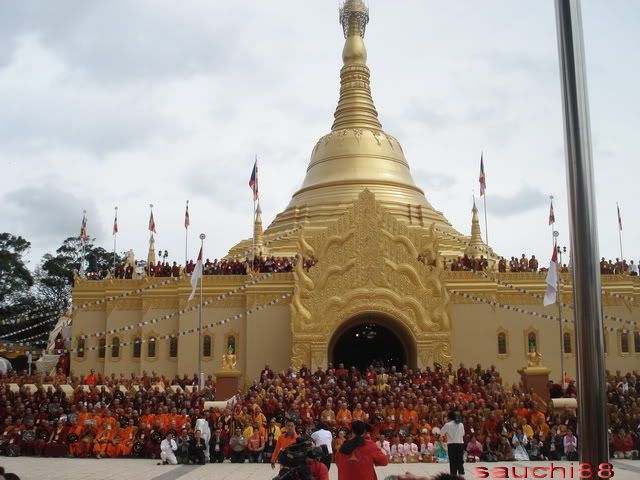 Para Bhikkhu Sangha dan Replika Stupa Shwedagon